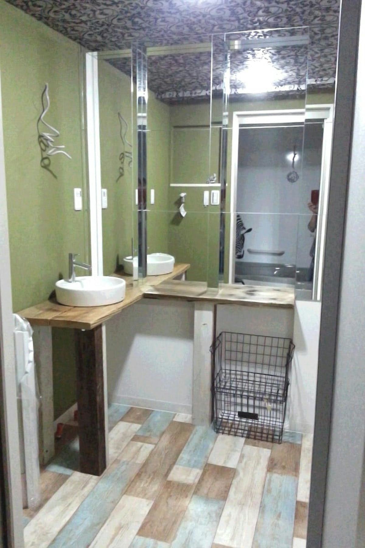 脱衣場の壁面に設置した「ガラスミラー」(1)