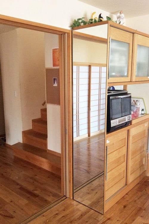 家具棚の側面に姿見を取り付けた様子