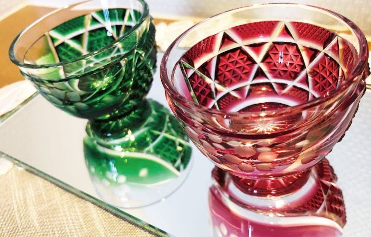 お客様事例 : 薩摩切子の猪口を飾る敷き台に「ガラスミラー5ミリ」を使用した事例(大阪府M様)