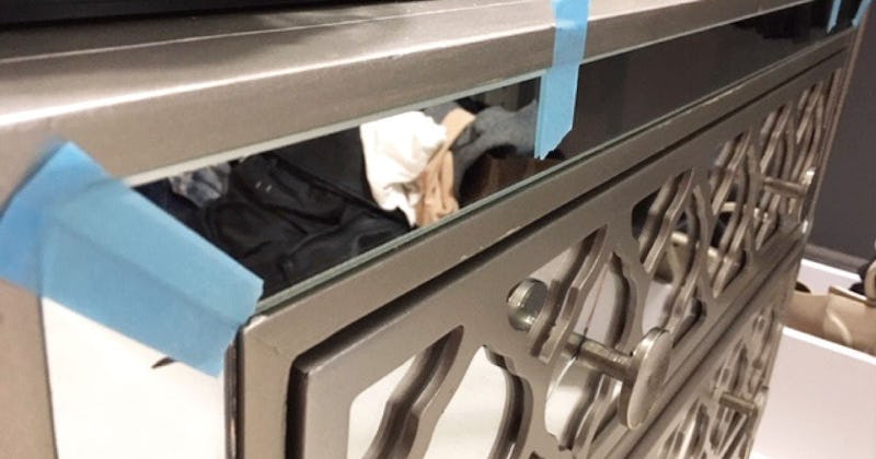 鏡張りのタンスを修理！「ガラスミラー」を使用して鏡の割れ替えを行った事例 (東京都S様)