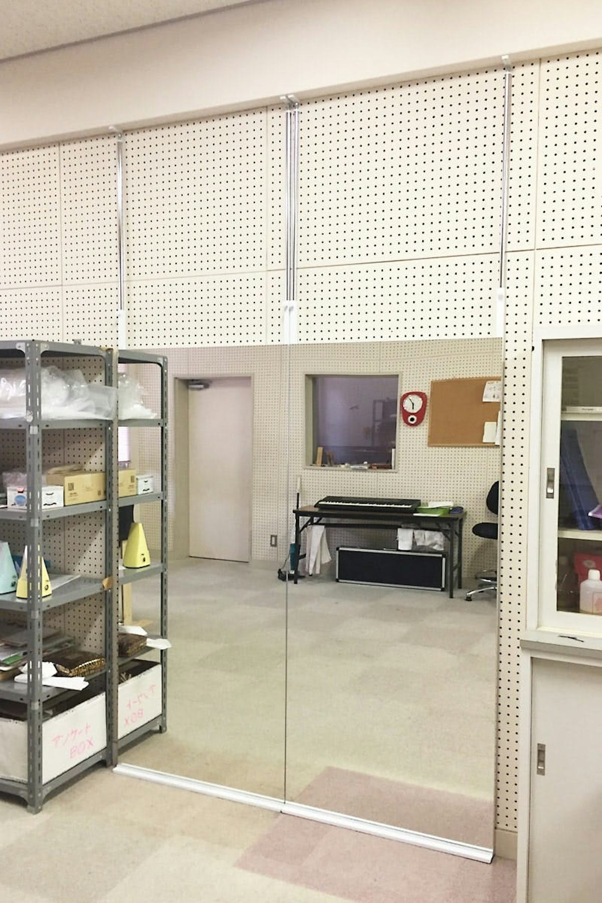 部室に設置した「壁ミラー-つっぱりタイプ」(1)