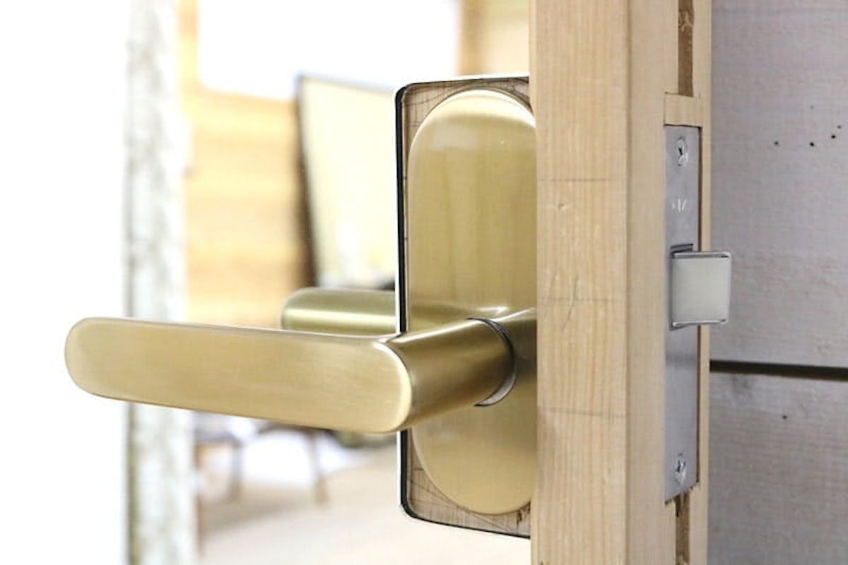 扉に鏡を貼り付けた事例(26)