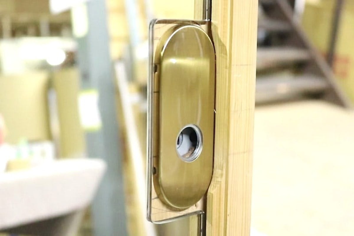 扉に鏡を貼り付けた事例(22)