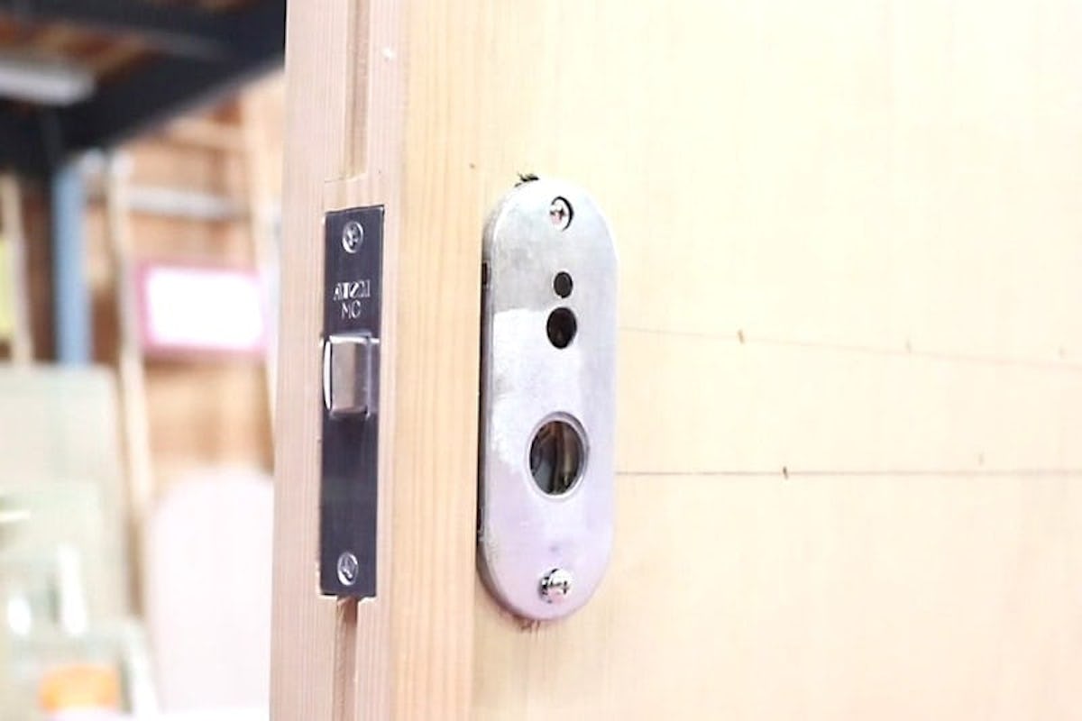 扉に鏡を貼り付けた事例(4)