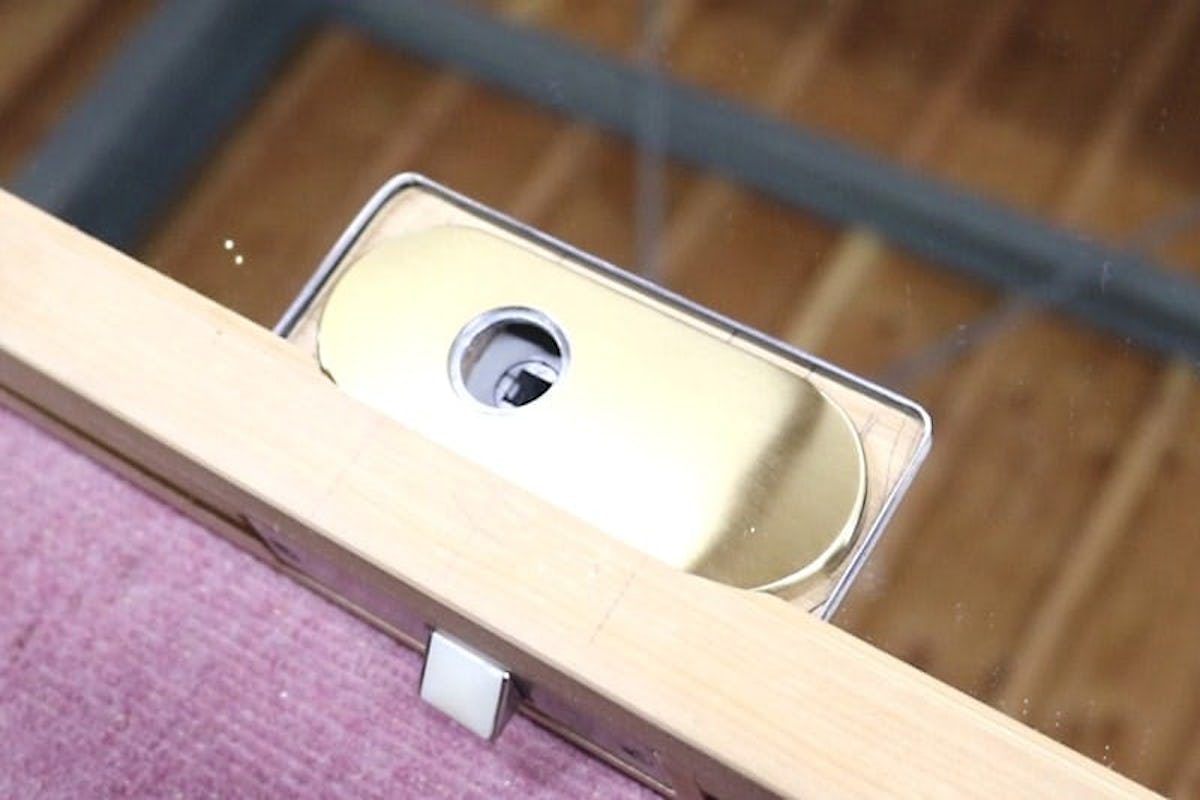 扉に鏡を貼り付けた事例(15)