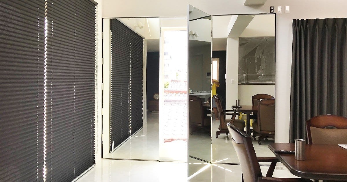 お客様事例 : 鏡張りのフラッシュ扉に「パネルミラー」を使用した事例(滋賀県大津市 M様)