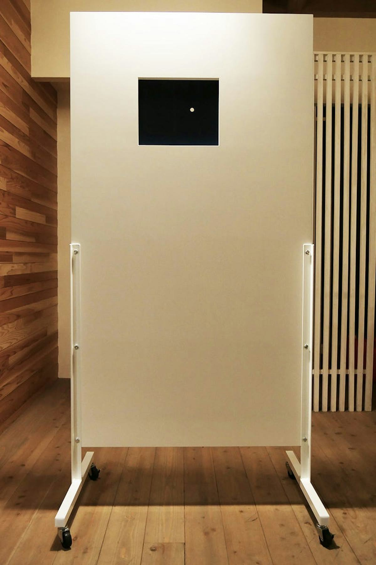 鏡に撮影用の穴を空けた「移動式スポーツミラー」の裏面