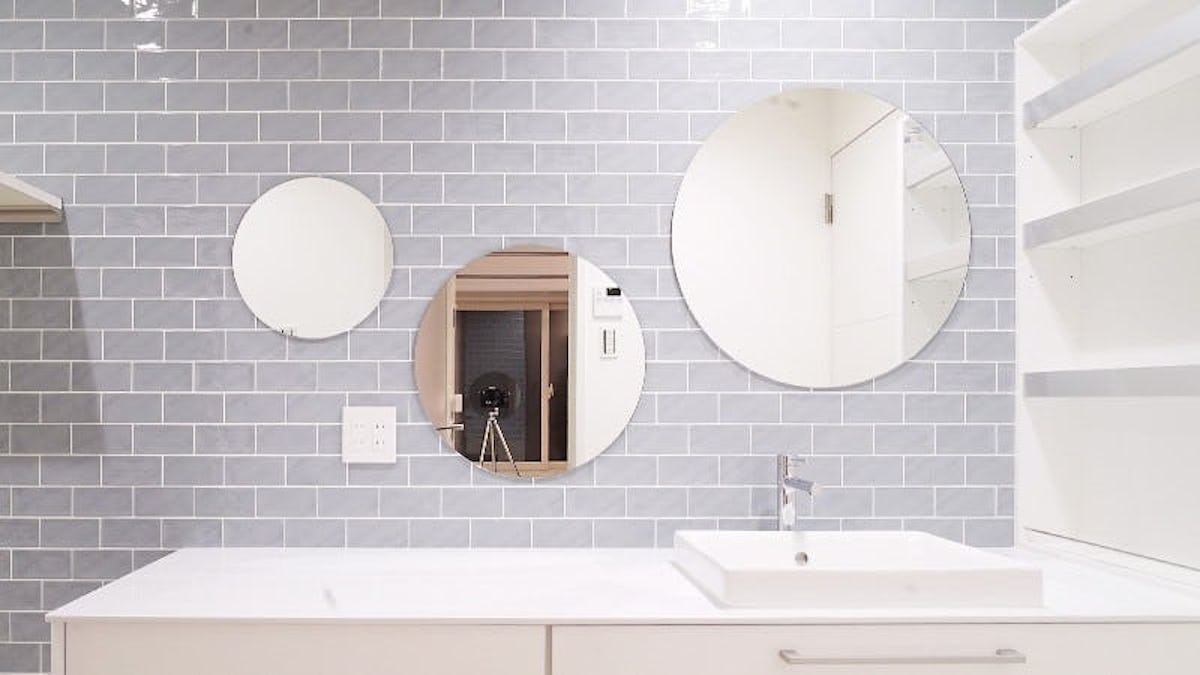 お客様事例 : 洗面所に円形の「防湿ミラー」を設置された事例 (A社様)