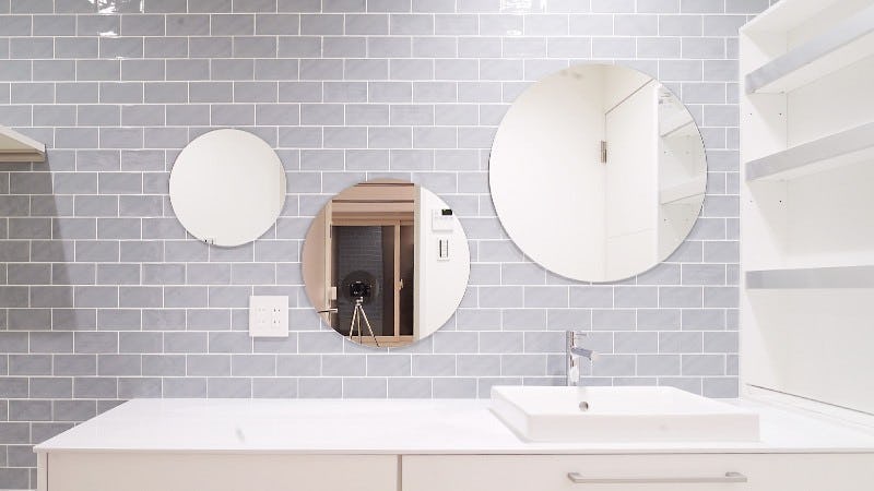 洗面所に円形の「防湿ミラー」を設置された事例 (A社様)