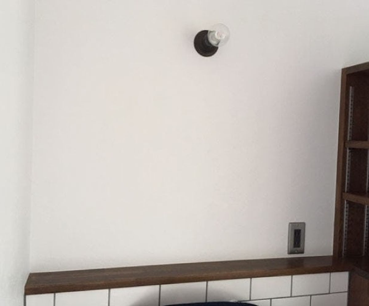 モダンな洗面台に横長鏡を設置／M様 - 鏡を取り付ける前