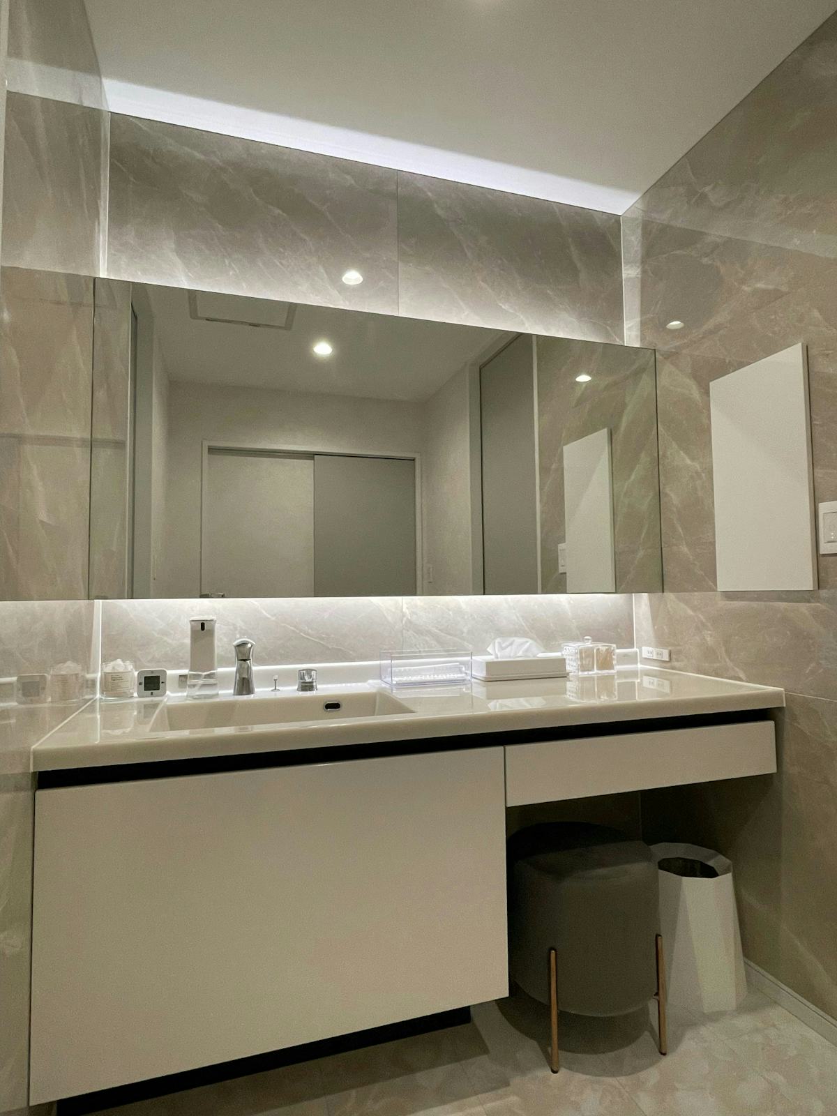 洗面台の横長鏡を金具を使わず設置／I様