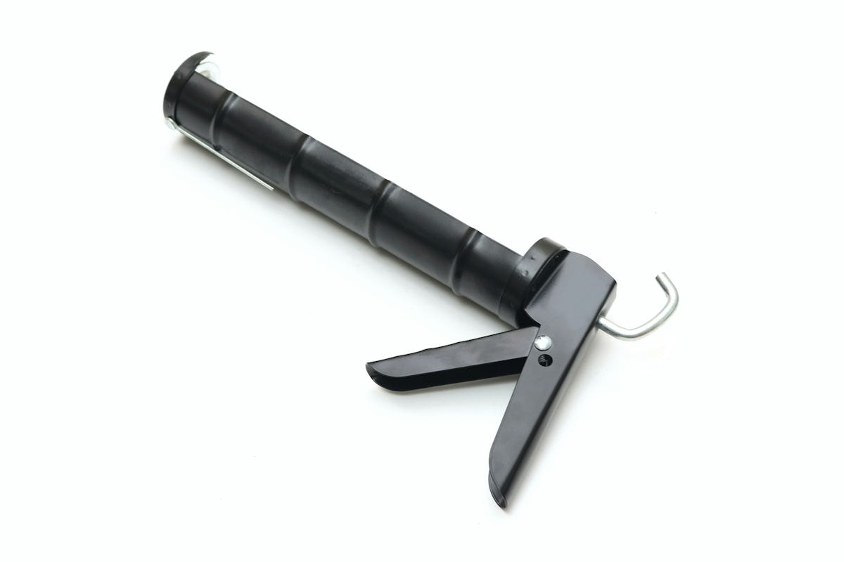 横長の洗面鏡の取り付けに使える「コーキングガン」