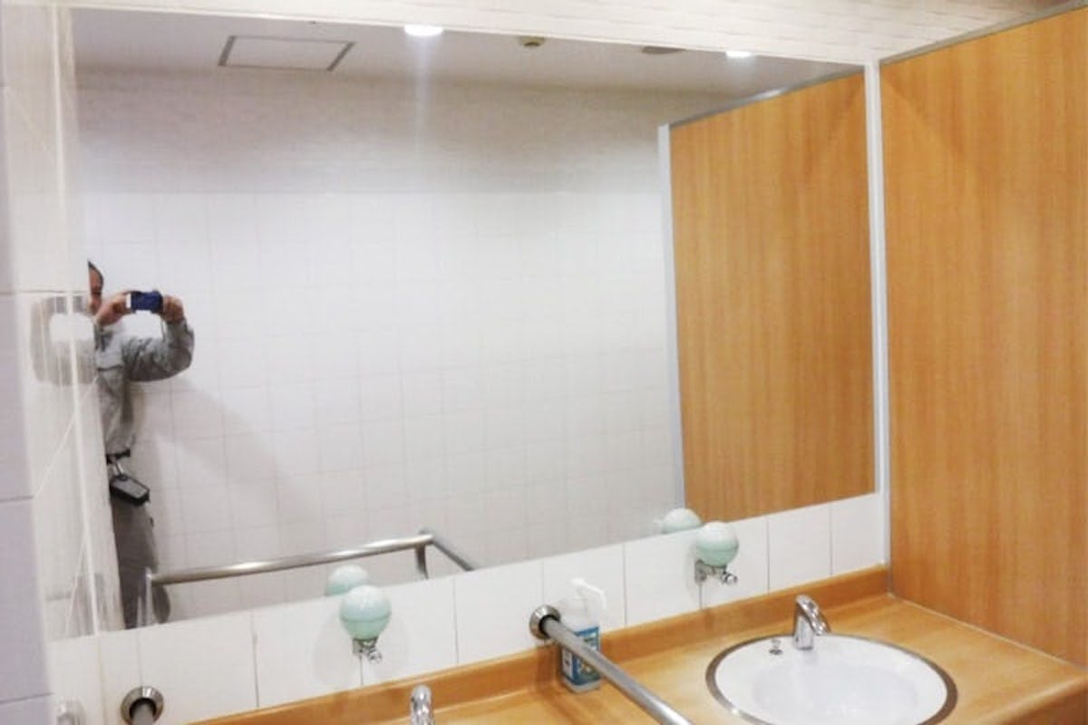 駅のトイレの鏡の割れ替えに「アルミミラー」を設置(2)