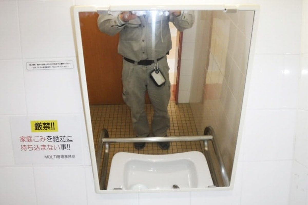 駅のトイレの鏡の割れ替えに「アルミミラー」を設置(3)
