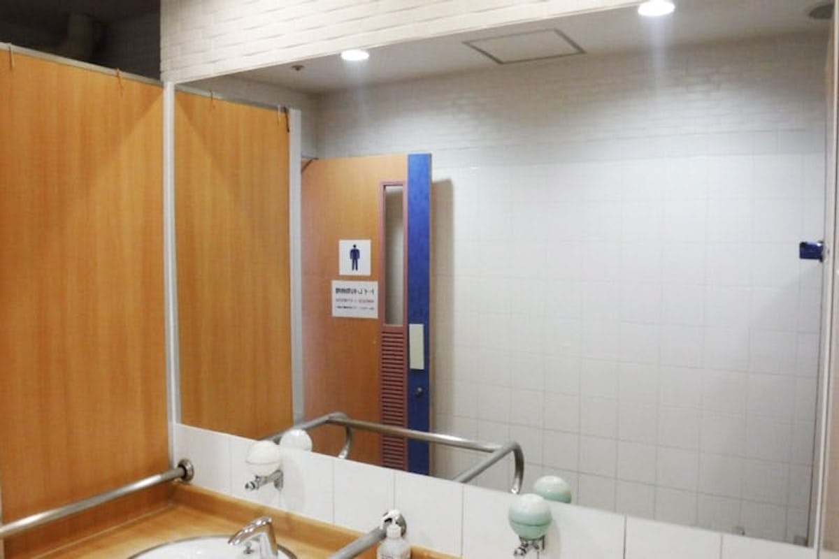 駅のトイレの鏡の割れ替えに「アルミミラー」を設置(1)