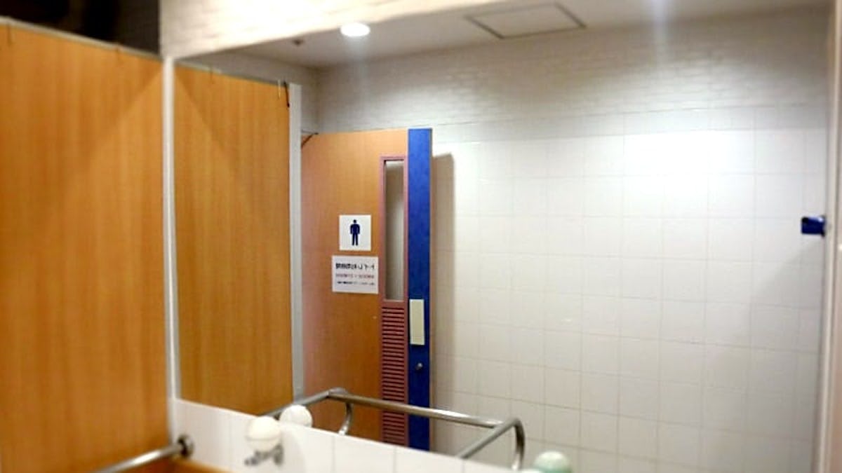 お客様事例 : いたずらに負けない！トイレの鏡の割れ替えに「割れない鏡」を設置した事例(兵庫県神戸市 I工務店様)