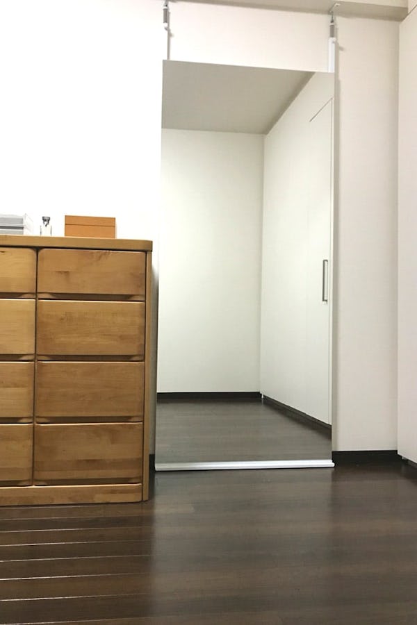 部屋の姿見に設置した「壁ミラー-つっぱりタイプ」(1)