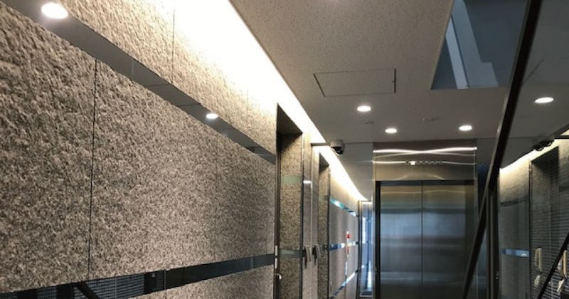 光の反射でオシャレに！ビルの壁面装飾に「アルミミラー」を使用した事例(大阪府A様)