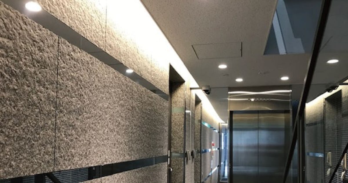 光の反射でオシャレに！ビルの壁面装飾に「アルミミラー」を使用した事例(大阪府A様)