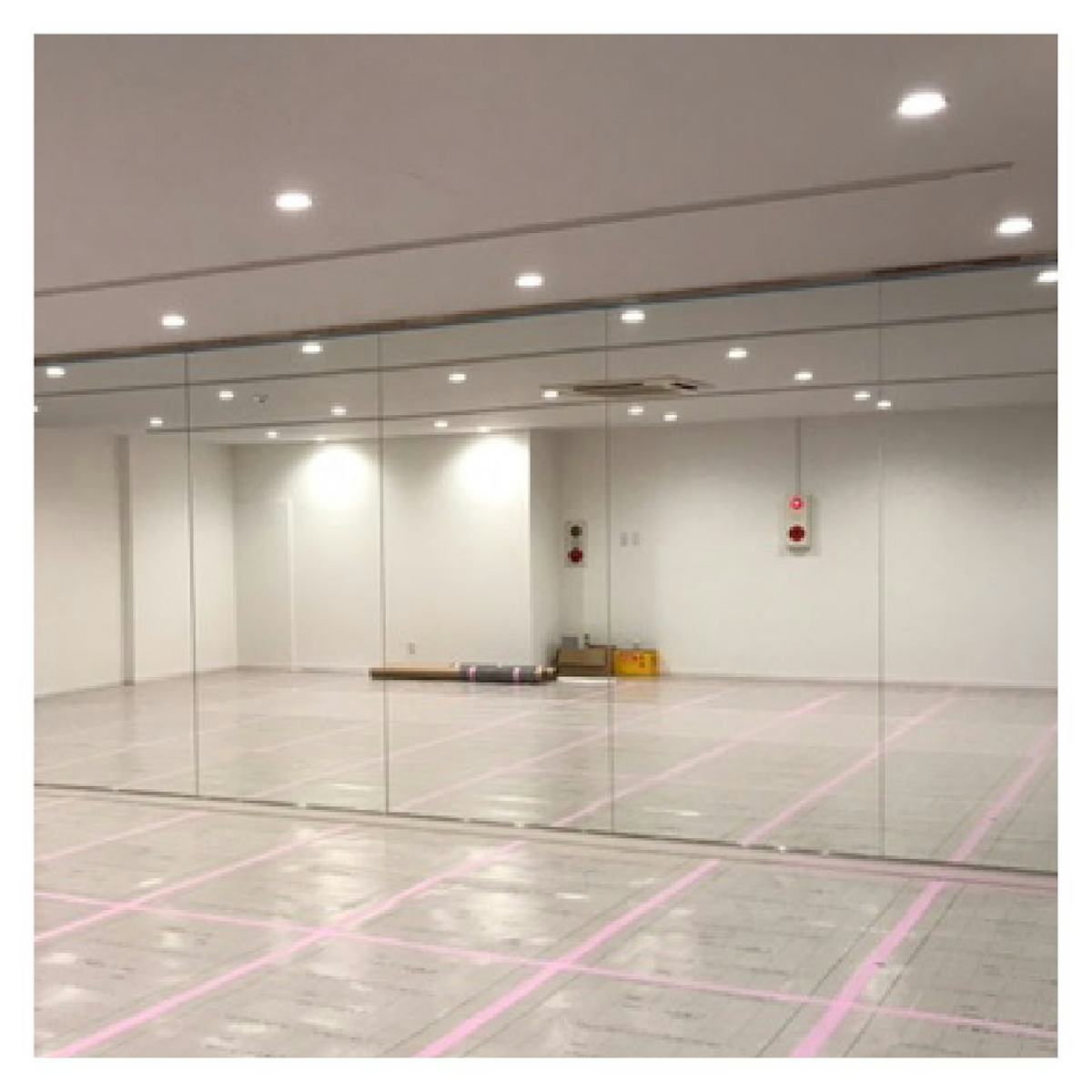 「ダンス用ミラー」壁貼りタイプ - 複数枚並べて大きなスタジオミラーに