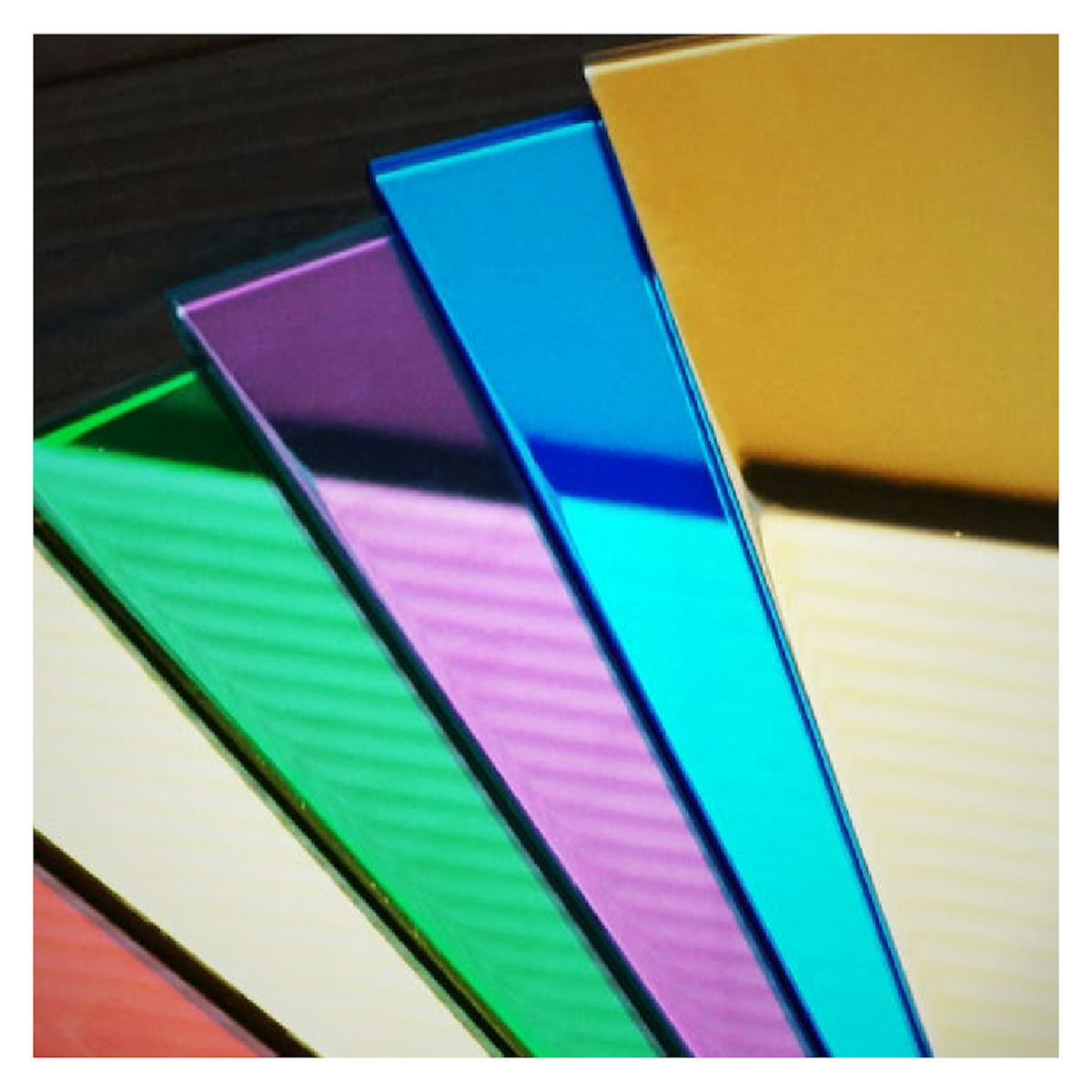 鏡とガラスの間に「カラーフィルム」を合わせた「カラー合わせミラー」