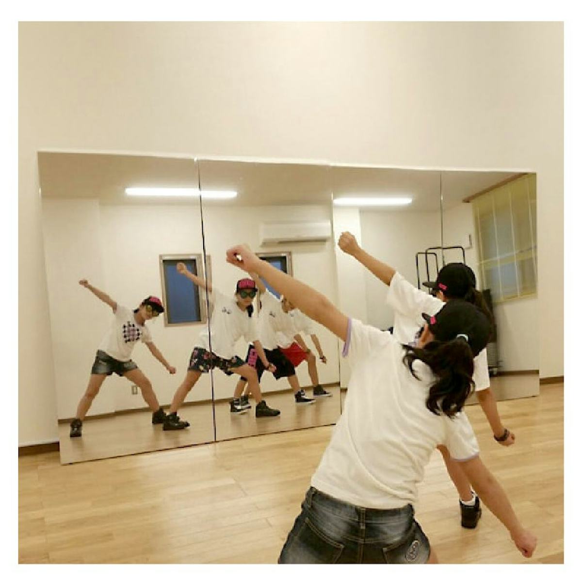 ダンス用 割れないミラー - 複数のミラーを連結して大型ミラーを作ることができる